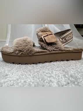 Koolaburra by UGG Fuzz-Oh model.